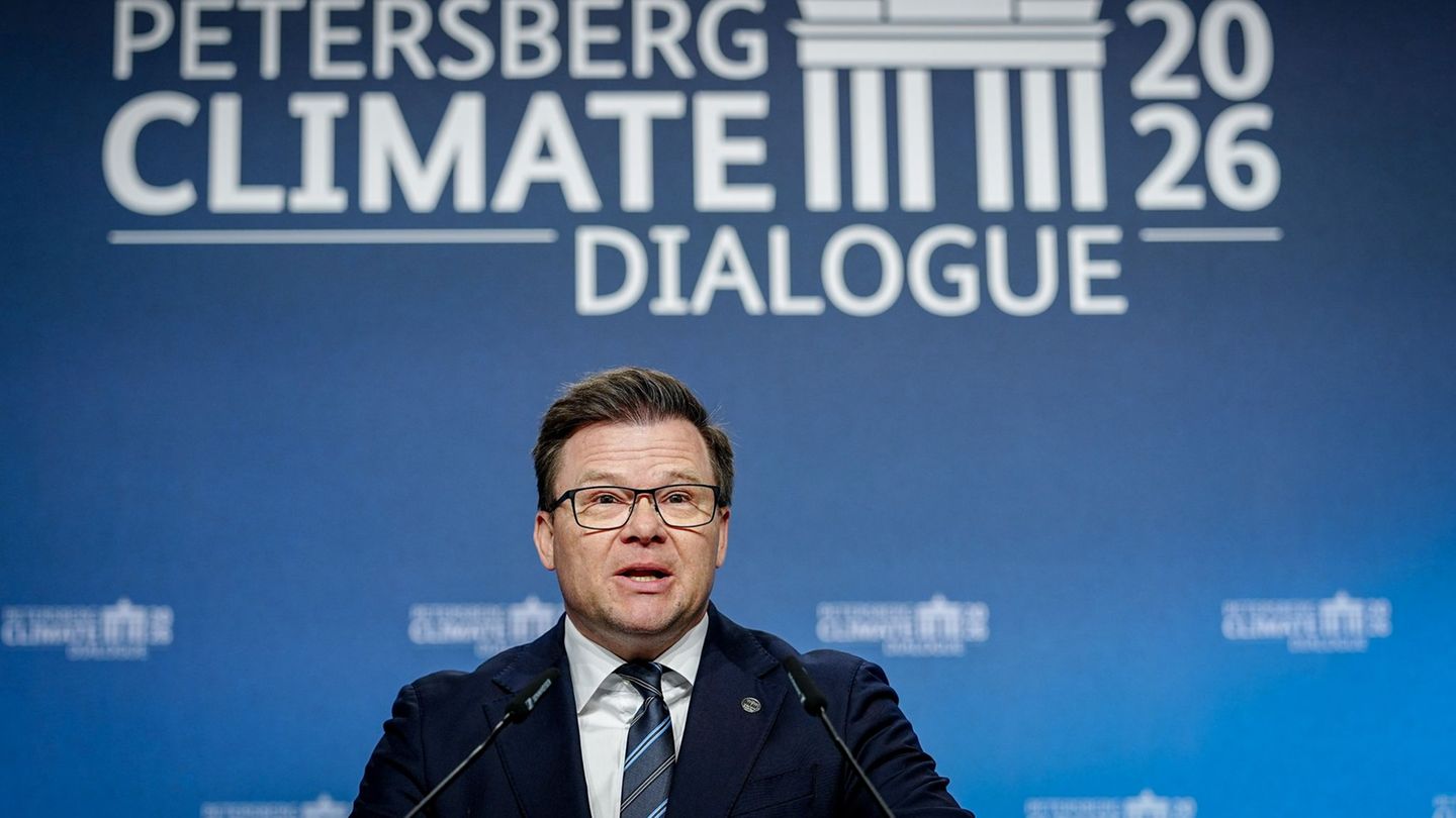 Umweltminister Carsten Schneider hat den Petersberger Klimadialog eröffnet. Foto: Kay Nietfeld/dpa