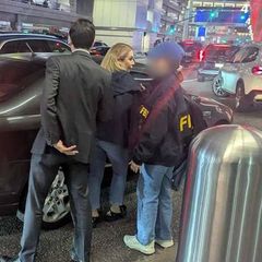 Dieses Bild zeigt die Festnahme der iranischen Geschäftsfrau Shamim Mafi am Flughafen von Los Angeles