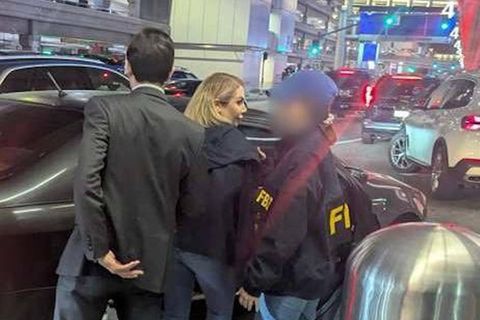 Dieses Bild zeigt die Festnahme der iranischen Geschäftsfrau Shamim Mafi am Flughafen von Los Angeles