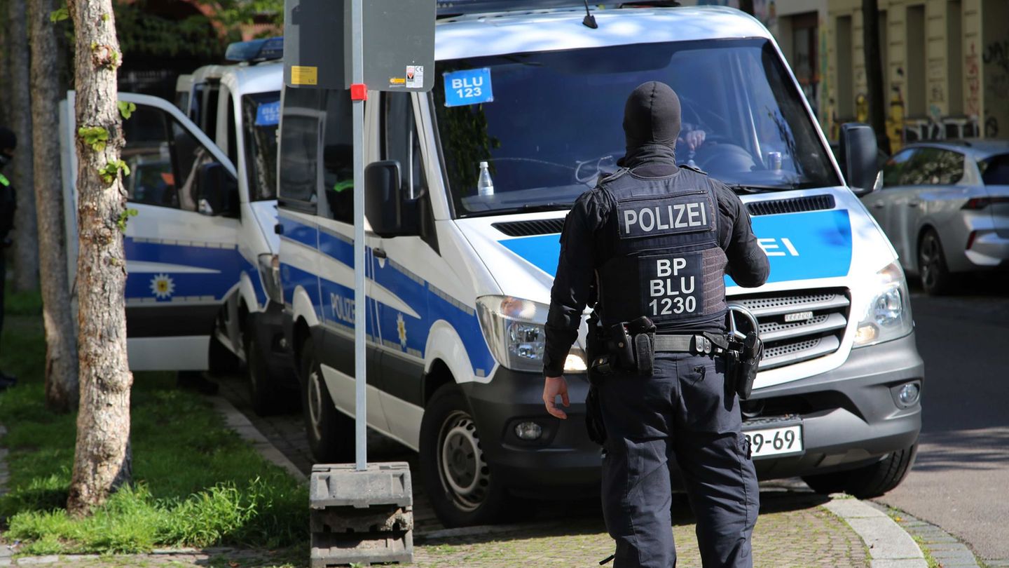 Früh am Morgen stürmt die Polizei Wohnungen in Leipzig: Syrische Ausweise sollen heimlich weitergereicht worden sein. Foto: Tobi