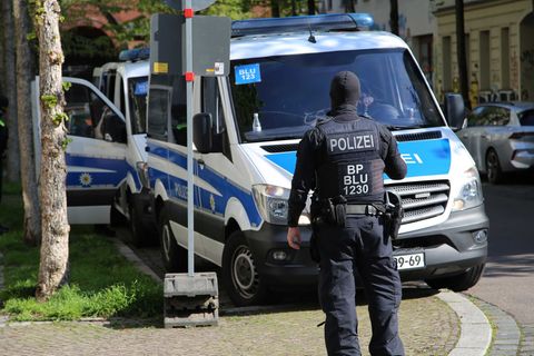 Früh am Morgen stürmt die Polizei Wohnungen in Leipzig: Syrische Ausweise sollen heimlich weitergereicht worden sein. Foto: Tobi