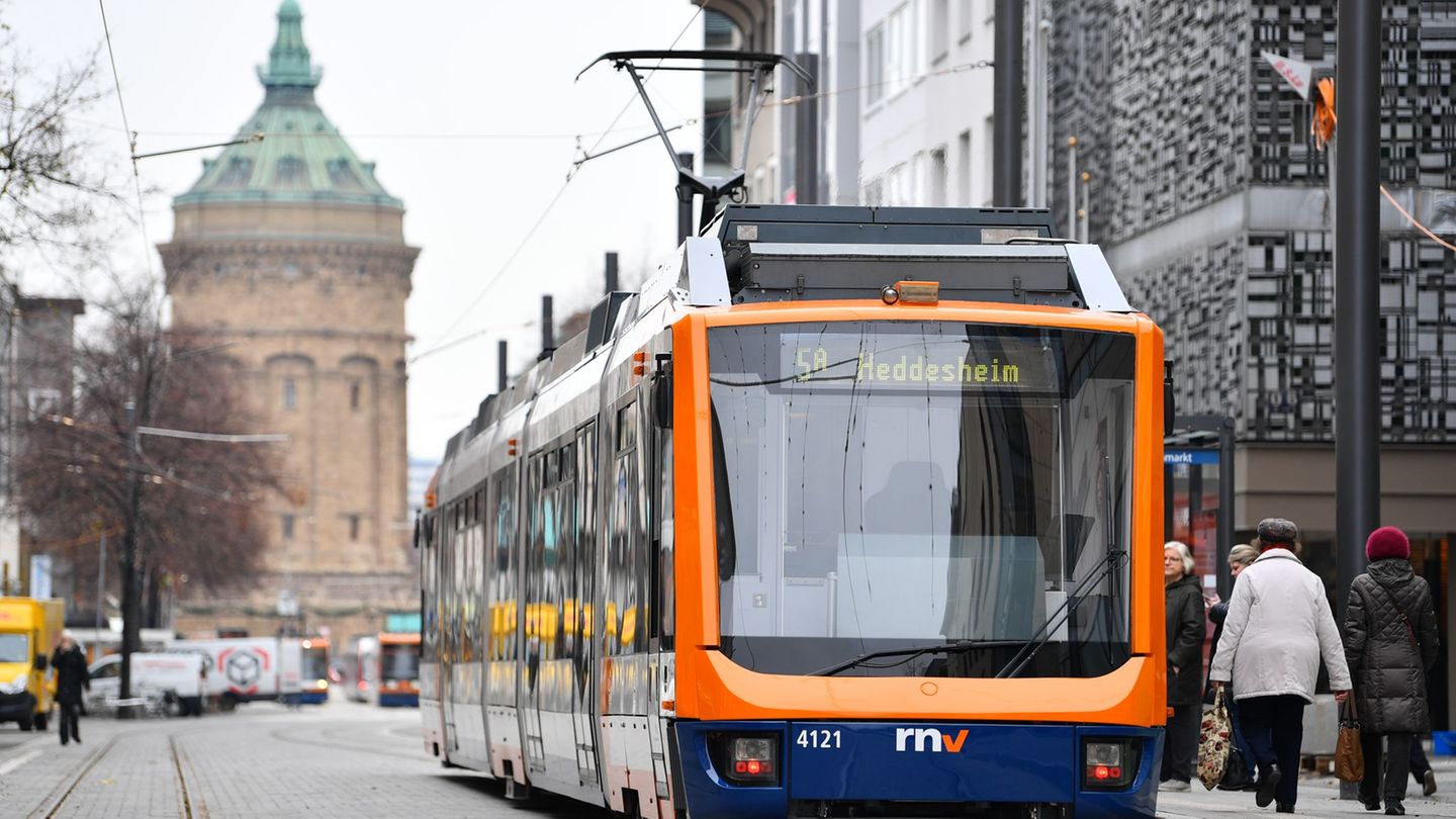 Nach dem Crash mit dem Lastwagen entgleiste die Straßenbahn. (Symbolbild) Foto: Uwe Anspach/dpa