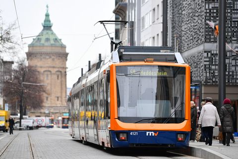 Nach dem Crash mit dem Lastwagen entgleiste die Straßenbahn. (Symbolbild) Foto: Uwe Anspach/dpa