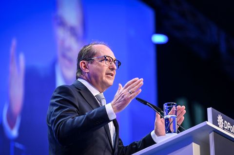 Bundesinnenminister Alexander Dobrindt (CSU) erhält beim Bundeskongress der Deutschen Polizeigewerkschaft (DPolG) viel Applaus.