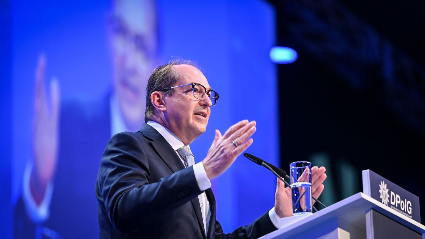 Bundesinnenminister Alexander Dobrindt (CSU) erhält beim Bundeskongress der Deutschen Polizeigewerkschaft (DPolG) viel Applaus.