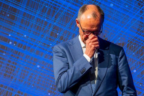 Merz fasst sich an die Nase während seiner Rede zur Rente auf dem Bundesverband der deutschen Banken