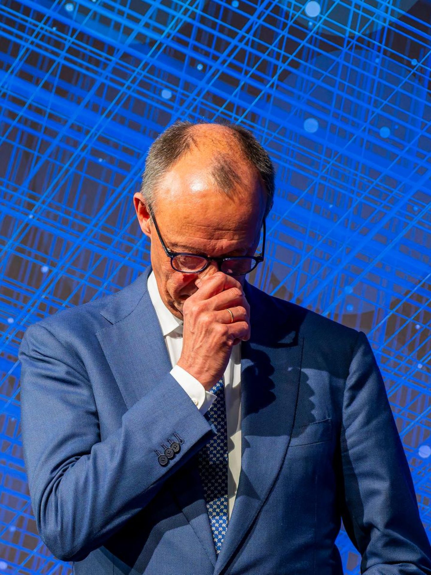 Merz fasst sich an die Nase während seiner Rede zur Rente auf dem Bundesverband der deutschen Banken