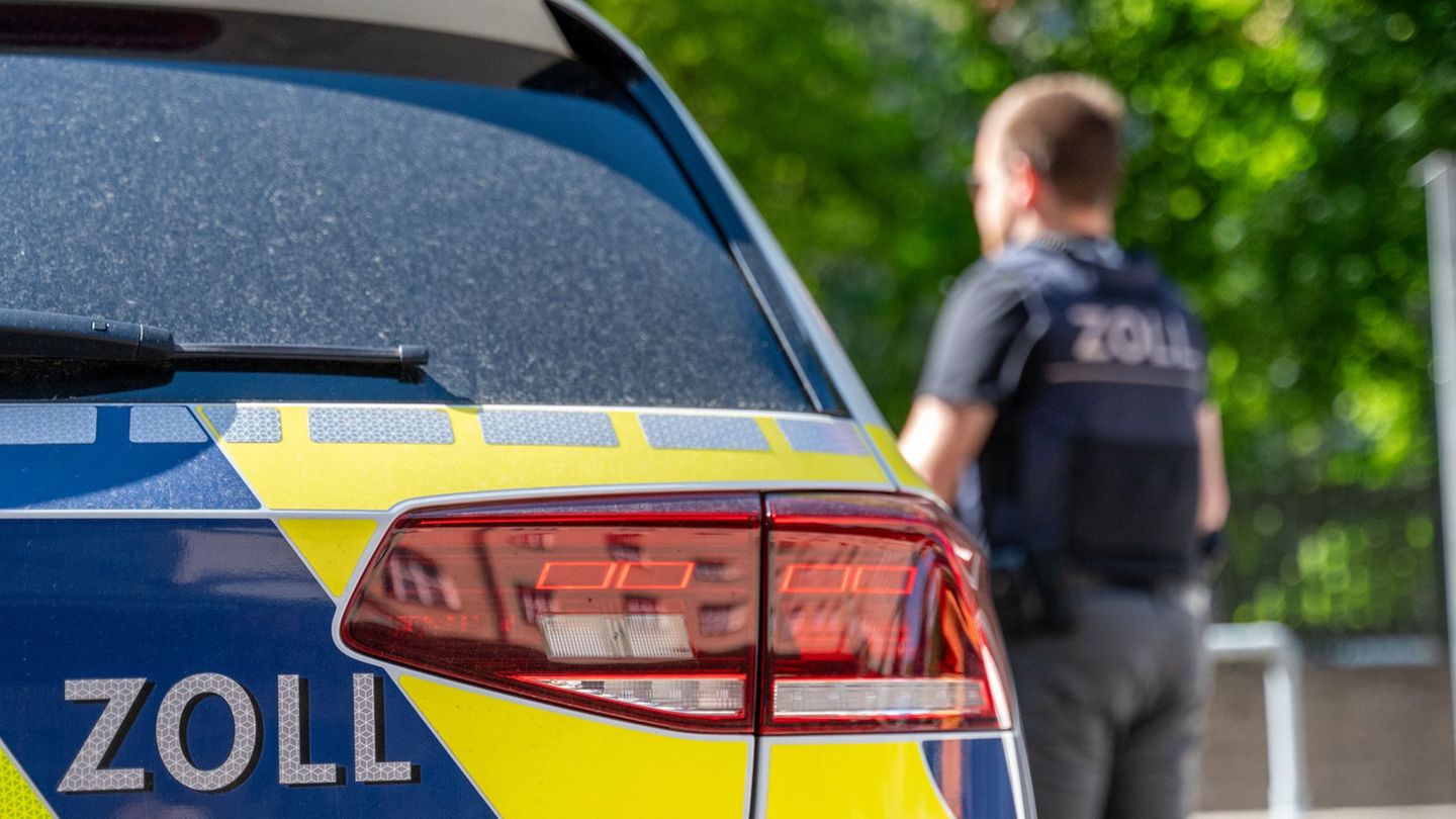 Ermittler des Zollfahndungsamtes sichern bei Durchsuchungen in Bayern Beweismaterial und Wasserpfeifentabak mit mutmaßlich falsc