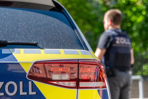 Ermittler des Zollfahndungsamtes sichern bei Durchsuchungen in Bayern Beweismaterial und Wasserpfeifentabak mit mutmaßlich falsc