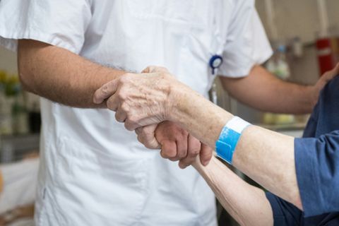 Pfleger mit Patientin