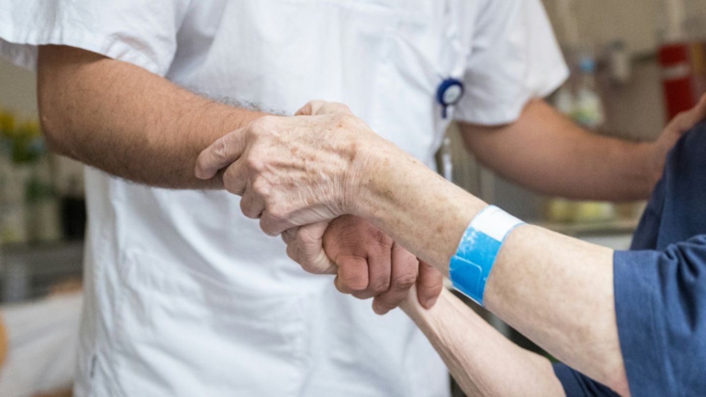 Pfleger mit Patientin