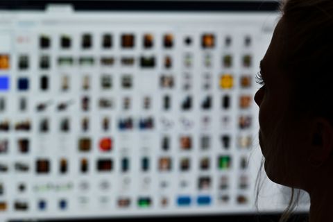 Die Polizei stellte insgesamt rund 1.100 Datenträger sicher. (Symbolbild) Foto: Arne Dedert/dpa