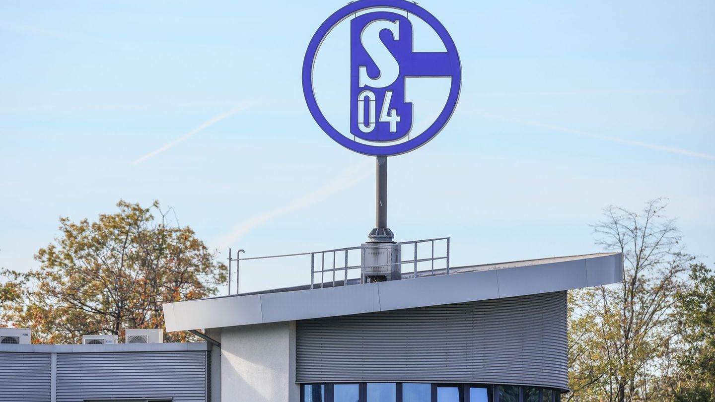 Bundesliga-Aufstiegskandidat Schalke 04 bekommt einen neuen Trikotsponsor. (Archivbild) Foto: Tim Rehbein/Deutsche Presse-Agentu