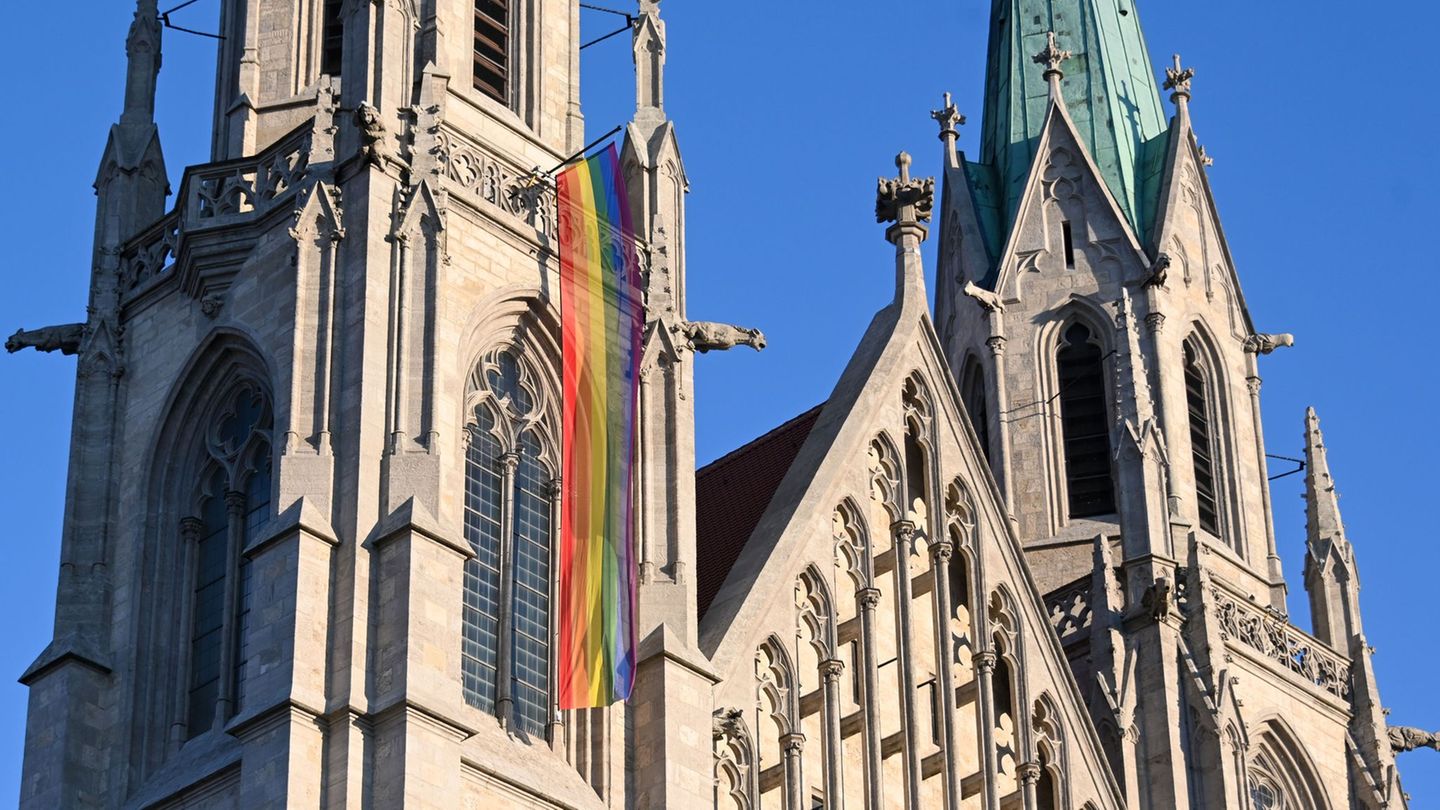 Die katholische Kirche und die Regenbogenflagge - keine unkomplizierte Beziehung. (Archivfoto) Foto: Tobias Hase/dpa