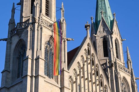 Die katholische Kirche und die Regenbogenflagge - keine unkomplizierte Beziehung. (Archivfoto) Foto: Tobias Hase/dpa