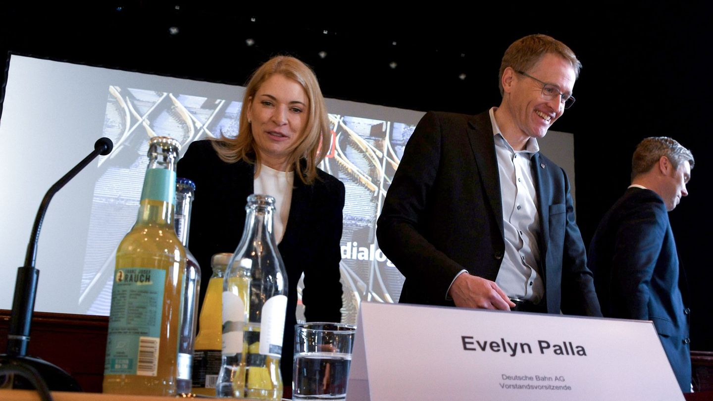 Bei einem Treffen in Westerland ging es auch um Pünktlichkeit und zwei durchgehende Gleise auf der ruckelnden Marschbahnstrecke