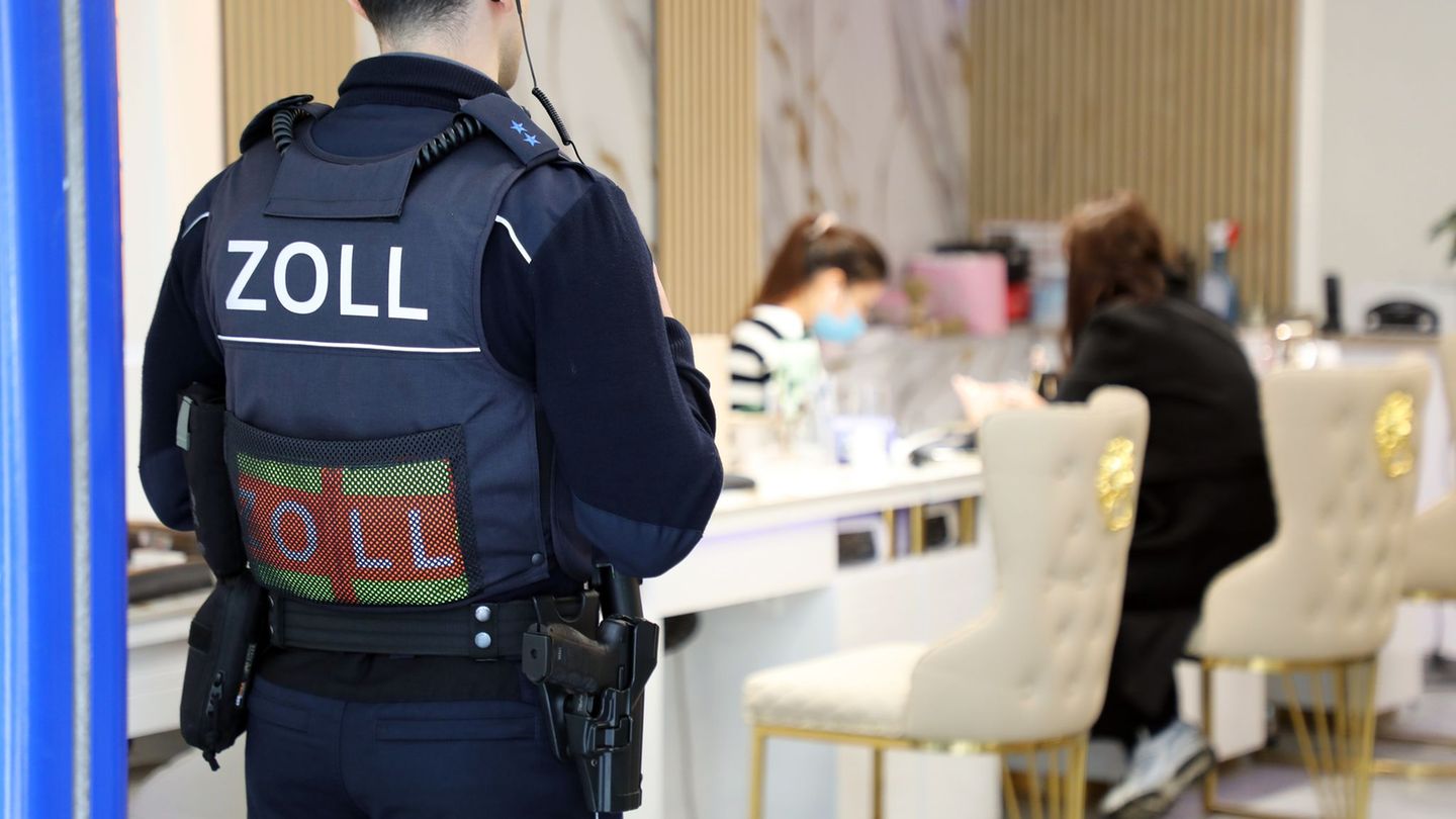 Zollbeamte in Köln haben heute vietnamesische Nagelstudios kontrolliert. Foto: -/dpa