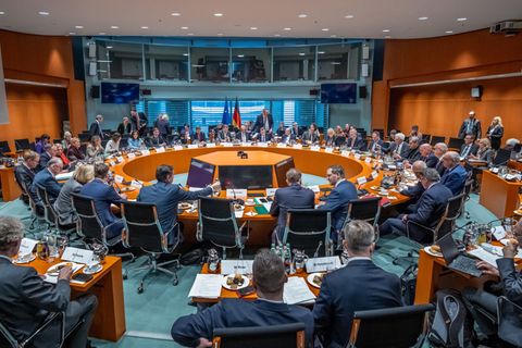 Kanzler Friedrich Merz (CDU) hat eine frühere Ministerpräsidentenkonferenz eröffnet. Ein erneutes Treffen in diesem Format wegen