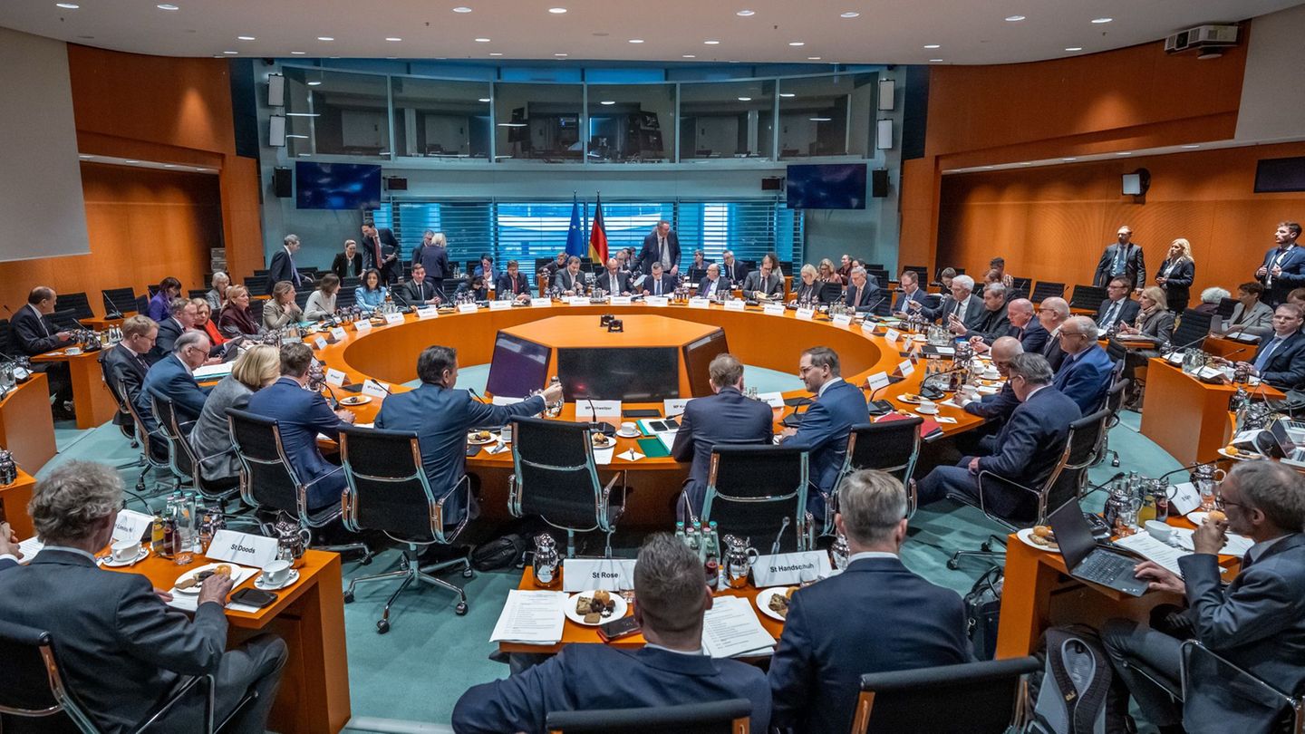 Kanzler Friedrich Merz (CDU) hat eine frühere Ministerpräsidentenkonferenz eröffnet. Ein erneutes Treffen in diesem Format wegen