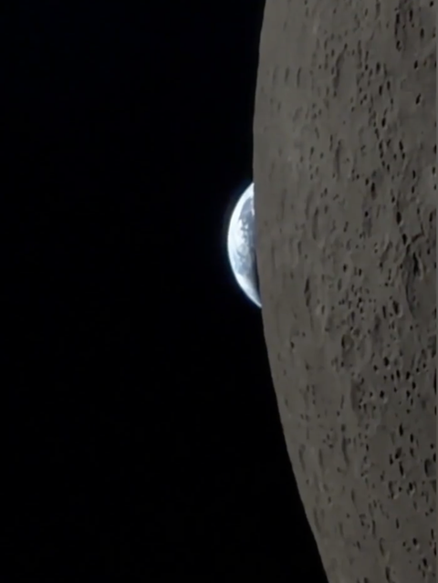 Die Erde geht hinter dem Mond unter.