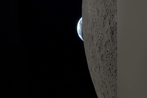 Die Erde geht hinter dem Mond unter.