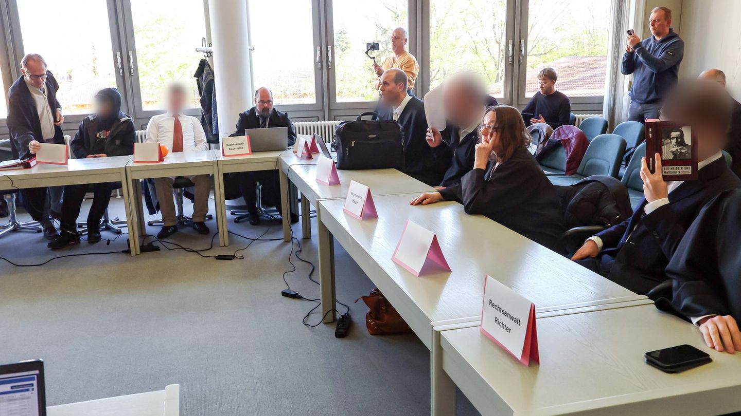 Die Beschuldigten mit ihren Anwälten im Saal des Amtsgerichtes Schwabach. (Archivbild) Foto: Daniel Löb/dpa