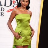 „Bridgerton“-Star Simone Ashley spielt neu im Film mit. Sie hat sich passend für einen Prada-Look entschieden und trug eine grüne Robe des italienischen Luxus-Labels.