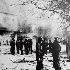 Ausgangspunkt ist eine Klage griechischer Opfer des NS-Massakers von Distomo vom 10. Juni 1944, bei dem die Waffen-SS 218 Bewohn