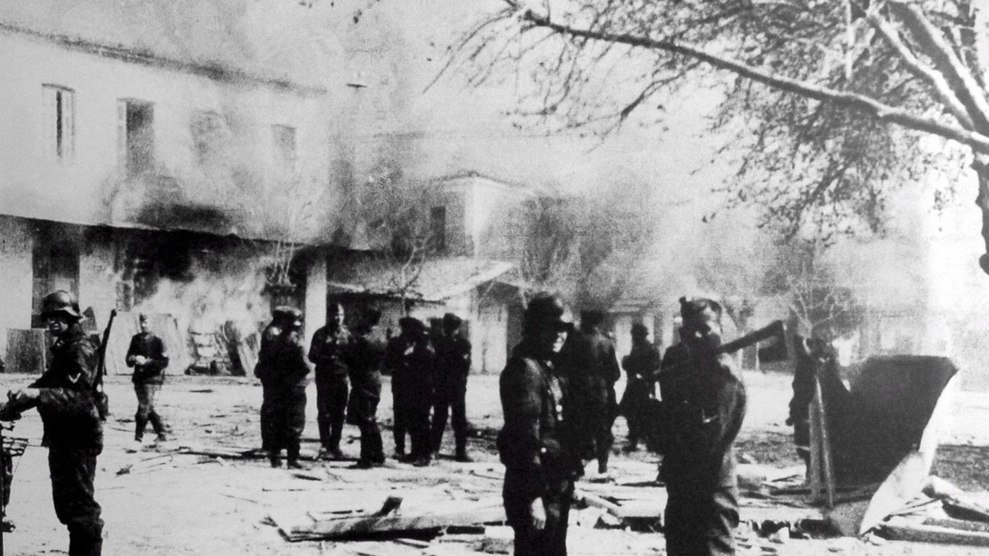 Ausgangspunkt ist eine Klage griechischer Opfer des NS-Massakers von Distomo vom 10. Juni 1944, bei dem die Waffen-SS 218 Bewohn