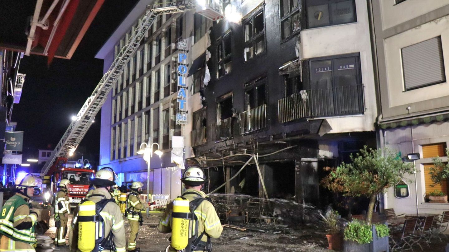 46 Feuerwehrleute bekämpften am Morgen einen Brand in der Mannheimer Innenstadt. Foto: René Priebe/PR-Video/dpa