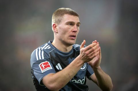 Kommt wieder auf die Beine: Eintracht-Profi Rasmus Kristensen. (Archivbild) Foto: Soeren Stache/dpa