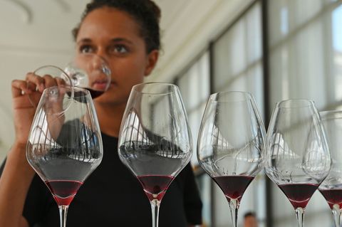 Die Prädikatsweingüter verkaufen drei Viertel ihrer Weine im Inland. (Archivbild) Foto: Peter Zschunke/dpa