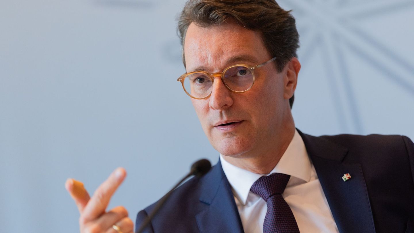 Nordrhein-Westfalens Ministerpräsident Hendrik Wüst (CDU) zählt vor der Landespressekonferenz auf, welche Themen ihn derzeit am