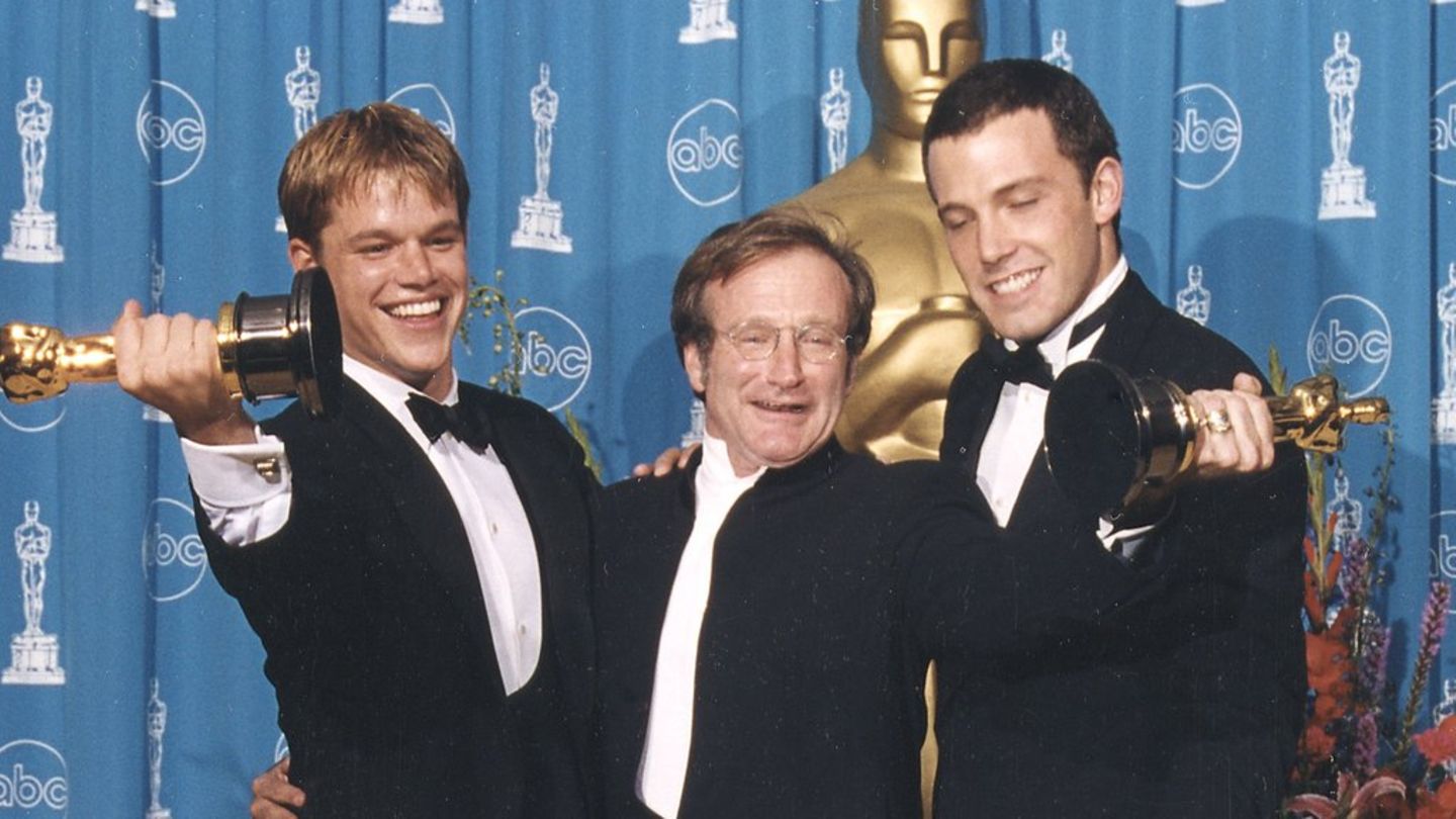 Matt Damon (l.) mit Robin Williams (m.) und Ben Affleck bei der Verleihung der Oscars im Jahr 1998.