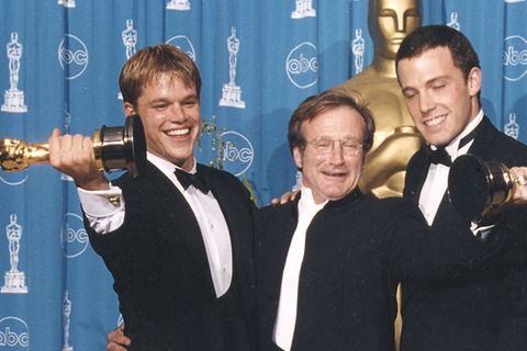 Matt Damon (l.) mit Robin Williams (m.) und Ben Affleck bei der Verleihung der Oscars im Jahr 1998.