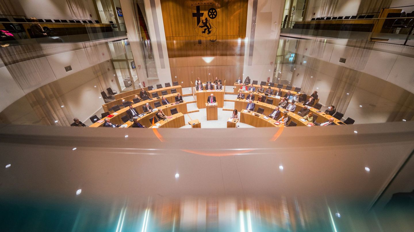 Folge aus dem starken Abschneiden der AfD bei der Landtagswahl: Die Fraktionen von CDU, SPD und Grünen wollen die Verfassung änd