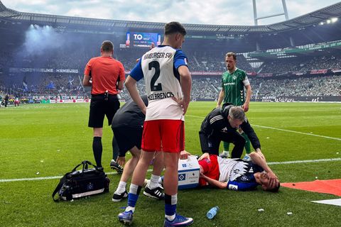 HSV-Profi Miro Muheim wird im Nordderby behandelt. Foto: Carmen Jaspersen/dpa
