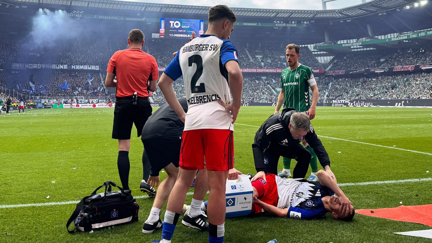 HSV-Profi Miro Muheim wird im Nordderby behandelt. Foto: Carmen Jaspersen/dpa