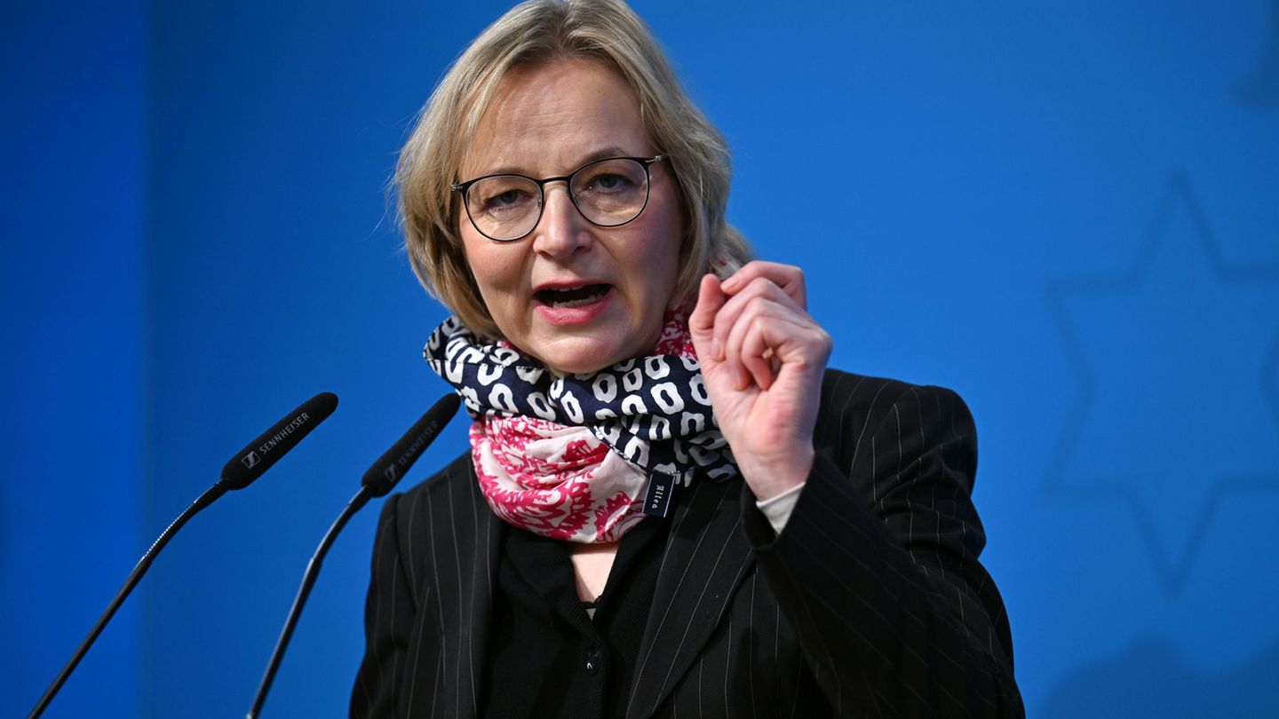 Katja Wolf wirbt für das Pilotprojekt, bei dem die Steuererklärung das Finanzamt übernimmt. (Archivfoto) Foto: Martin Schutt/dpa