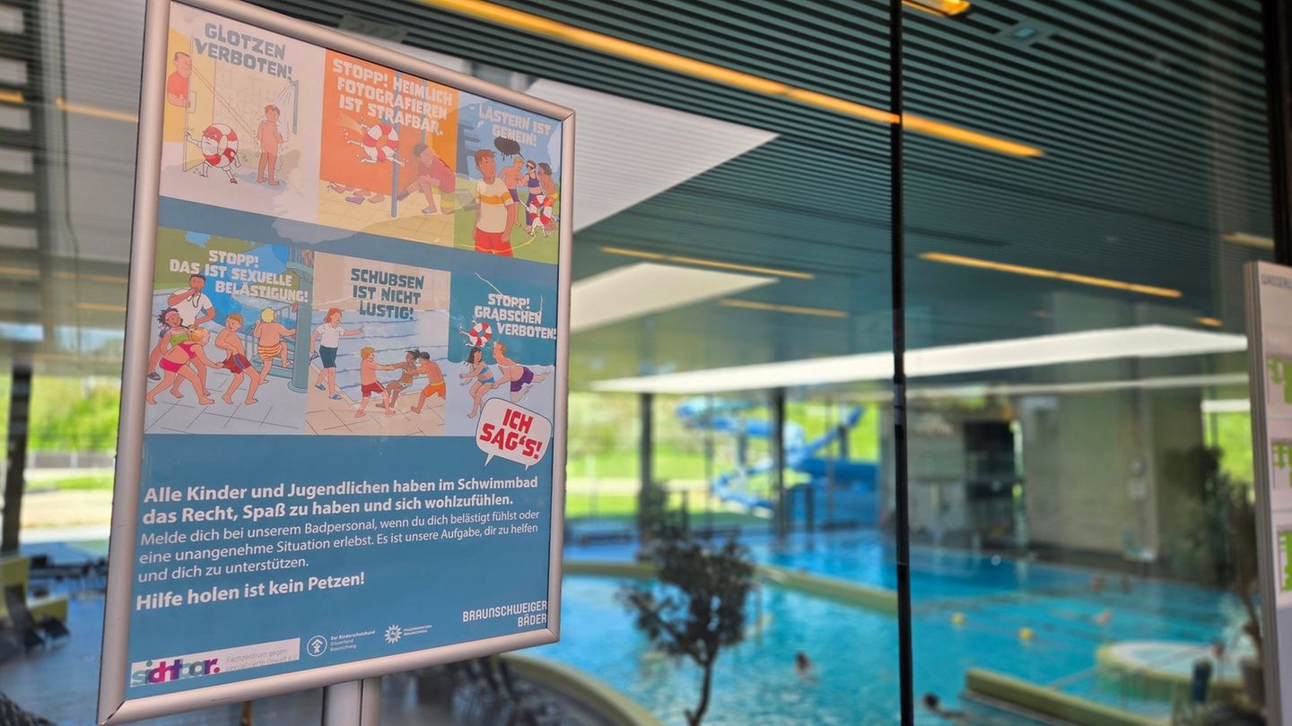 Mit Plakaten und Flyern soll in Braunschweiger Bädern für das Thema sexualisierte Gewalt sensibilisiwert werden. Foto: Christian