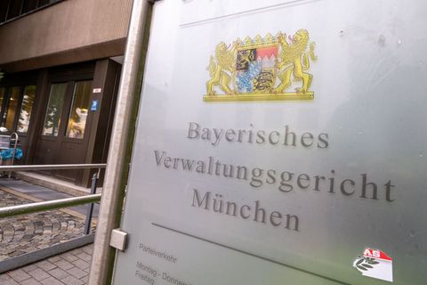 Das Gericht entschied auf Aberkennung des Ruhegehalts. (Symbolbild) Foto: Peter Kneffel/dpa