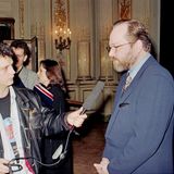 Zwei Geldübergaben im April scheitern. Einmal, weil der Übergabeort nicht wie beschrieben existiert, und das zweite Mal, weil das Geld nicht abgeholt wird. Daraufhin erhöhen die Geiselnehmer ihre Forderung auf 30 Millionen D-Mark. Diese sollen von Pastor Christian Arndt und Soziologieprofessor Lars Clausen – Vertrauten von Reemtsma – am 24. April übergeben werden, ganz ohne Polizei. Das Bild zeigt den befreiten Reemtsma im Gespräch mit der Presse. 