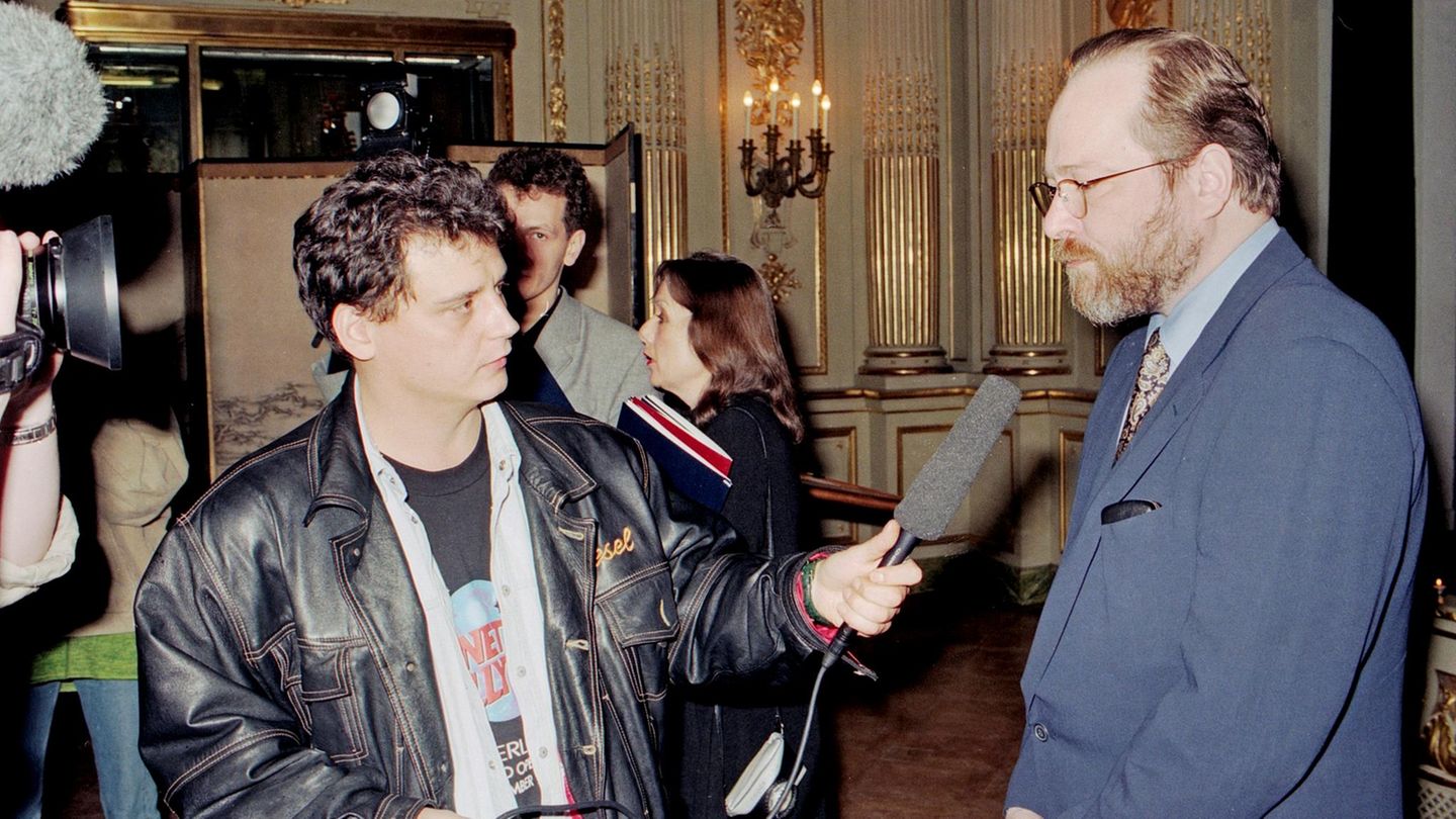 Zwei Geldübergaben im April scheitern. Einmal, weil der Übergabeort nicht wie beschrieben existiert, und das zweite Mal, weil das Geld nicht abgeholt wird. Daraufhin erhöhen die Geiselnehmer ihre Forderung auf 30 Millionen D-Mark. Diese sollen von Pastor Christian Arndt und Soziologieprofessor Lars Clausen – Vertrauten von Reemtsma – am 24. April übergeben werden, ganz ohne Polizei. Das Bild zeigt den befreiten Reemtsma im Gespräch mit der Presse. 