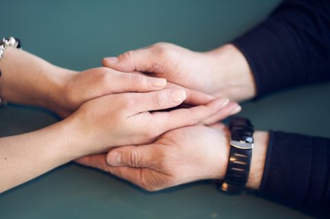 Die Hände einer Frau liegen in den Händen eines Mannes
