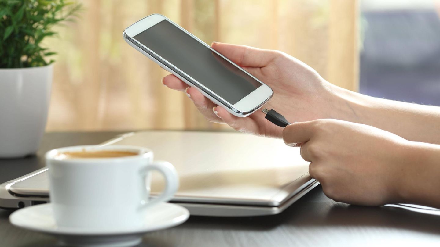 Stecker, Kabel, Handy: So laden Sie Ihr Mobiltelefon in der richtigen Reihenfolge