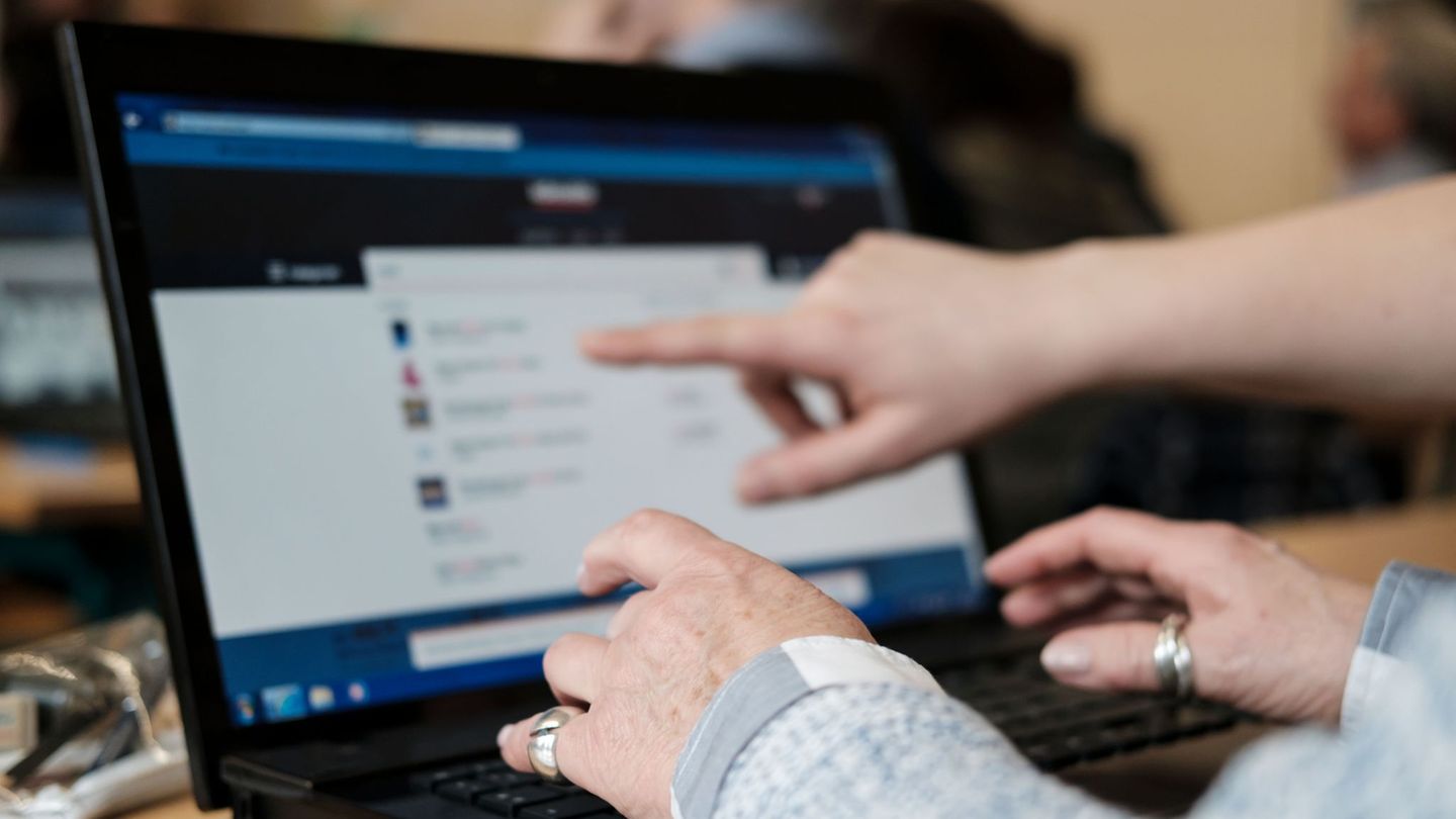 Landesweit bietet das Saarland Kurse zum digitalen Bezahlen und zu Apps für unterwegs an. Das Angebot stößt auf große Resonanz.