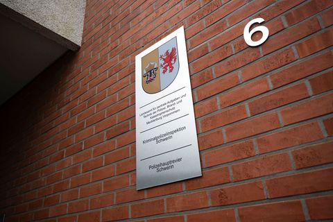 Gegen die Frau wurde Haftbefehl erlassen. (Symbolbild) Foto: Philip Dulian/dpa