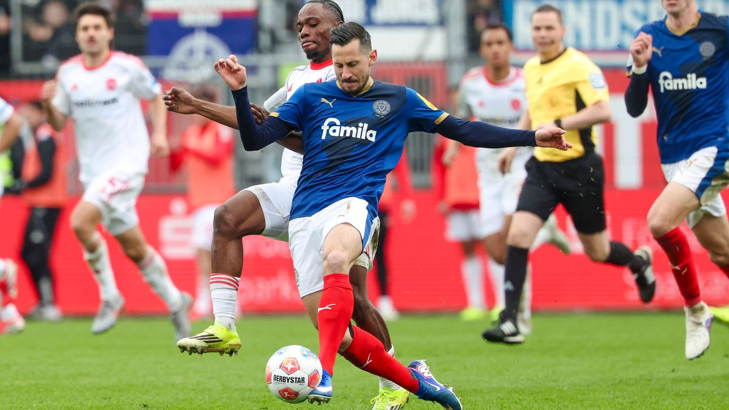 Fehlt Kiel im Saison-Endspurt: Kapitän Steven Skrzybski (r.). (Archivbild) Foto: Frank Molter/dpa