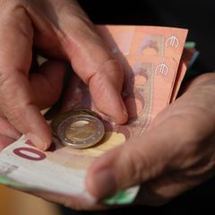 Wer im Alter nur auf die gesetzliche Rente zählen kann, muss in Zukunft womöglich noch mehr rechnen als bisher. (Symbolbild) Fot