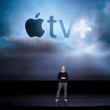 Einer von Cooks wichtigsten Erfolgen ist es, Apple unabhängiger vom iPhone gemacht zu haben. Das ist zwar weiterhin das wichtigste Produkt, der Konzern hat aber mehrere weitere Standbeine entwickelt. Eines davon ist die Service-Sparte. Die Streamingdienste Apple TV+ und Apple Music, das Cloudangebot und weitere Dienste machen mittlerweile ein Viertel der Einnahmen aus.